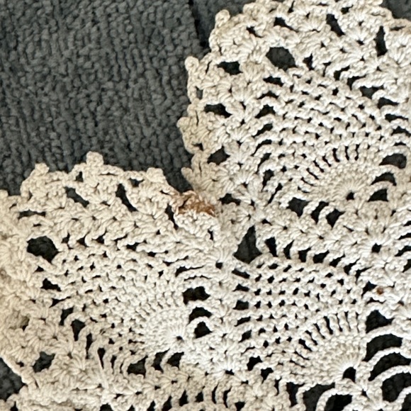 Set of 4 Vintage Handmade Crochet Pineapple Doilies - Picture 6 of 6